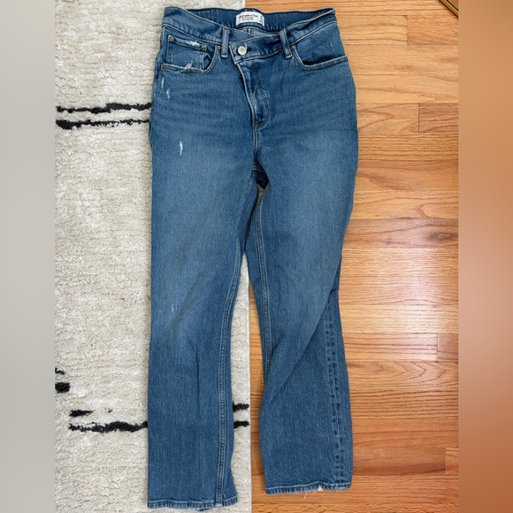 Abercrombie & Fitch 90’s Straight Ultra High Rise - V cut waistline - 4/27 Short - Picture 1 of 3